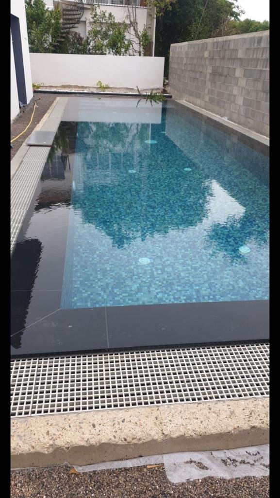 Piscine en mosaïque remplie d’eau, réalisation Piscine Hérault