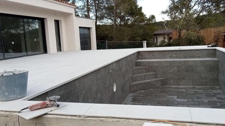 Piscine en béton avec revêtement minéral en cours de finition