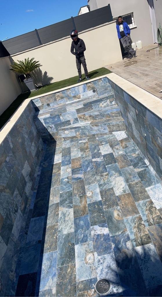 Piscine familiale avec revêtement en pierre, réalisation Piscine Hérault