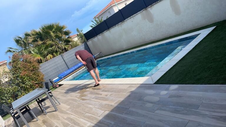 Eau claire dans une piscine achevée par Piscine Hérault